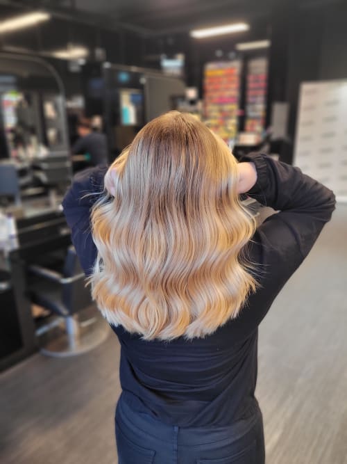 Frisuren-Bild von Daniel Häußler auf hairinspo: frau, kopfhaar, wellig, lang, beachwaves, waves, mehrfarbig, balayage, foilayage, color melt, hellblond, blond, caramel