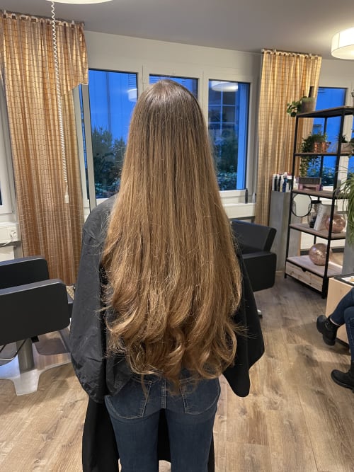 Frisuren-Bild von Majlinda Nuhiji auf hairinspo: frau, kopfhaar, wellig, lang, mittelscheitel, mehrfarbig, babylights, dunkelblond Frisuren-Bild von Majlinda Nuhiji auf hairinspo: frau, kopfhaar, wellig, lang, mittelscheitel, mehrfarbig, babylights, dunkelblond