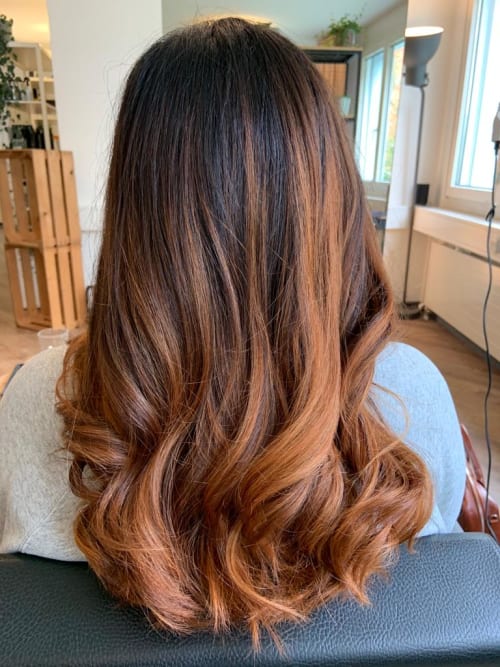 Frisuren-Bild von Michelle Wernli auf hairinspo: frau, kopfhaar, lockig, lang, locken, mehrfarbig, ombré, balayage, dunkelbraun, kupfer Frisuren-Bild von Michelle Wernli auf hairinspo: frau, kopfhaar, lockig, lang, locken, mehrfarbig, ombré, balayage, dunkelbraun, kupfer