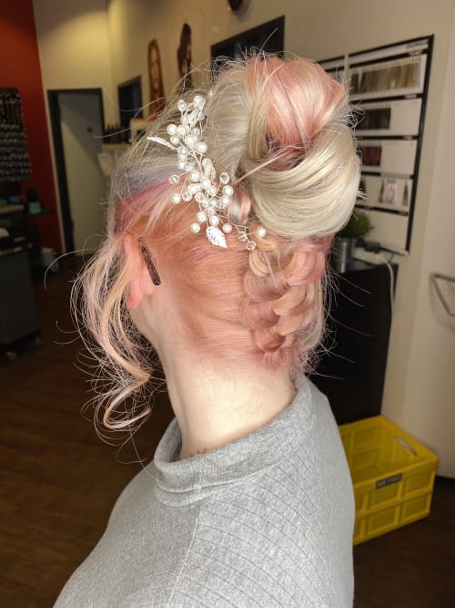 Frisuren-Bild von Amelie Arold auf hairinspo: frau, kopfhaar, wellig, lang, hochsteckfrisur, mehrfarbig, tönung, blondierung, hellblond, rosa