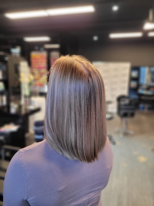 Frisuren-Bild von Daniel Häußler auf hairinspo: frau, kopfhaar, glatt, schulterlang, mittelscheitel, sleeklook, mehrfarbig, babylights, foilayage, highlights, dunkelblond
