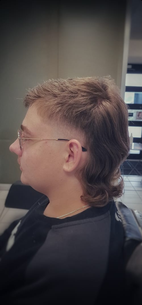Frisuren-Bild von Adrian Sortino auf hairinspo: mann, kopfhaar, wellig, kurz, undercut, kurzhaarschnitt, vokuhila, einfarbig, keine farbtechnik, dunkelblond
