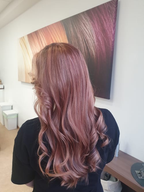 Frisuren-Bild von Giulia La Forgia auf hairinspo: frau, kopfhaar, wellig, lang, beachwaves, mehrfarbig, balayage, highlights, lowlights, blond, peach, pastel