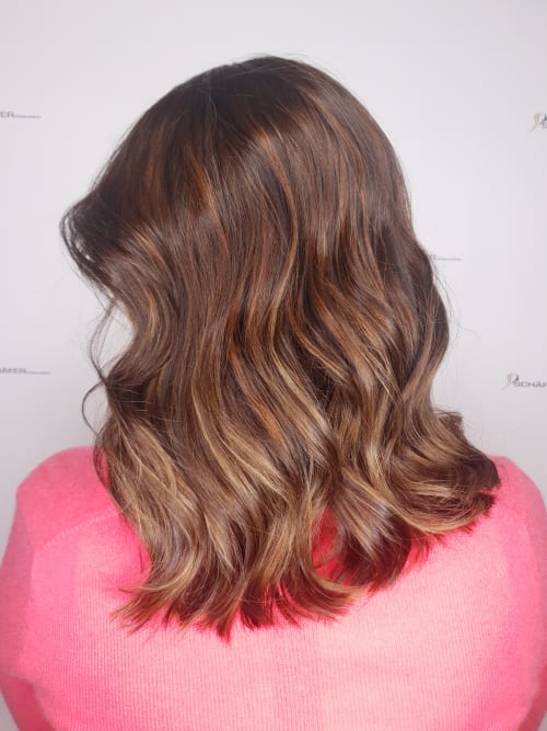 Frisuren-Bild von Giulia La Forgia auf hairinspo: frau, kopfhaar, wellig, lang, beachwaves, curtainbangs, mehrfarbig, haarfarbe, ombré, foilayage, rotbraun, braun, dunkelbraun