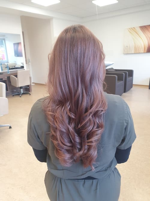 Frisuren-Bild von Giulia La Forgia auf hairinspo: frau, kopfhaar, lockig, lang, stufenschnitt, beachwaves, curtainbangs, mehrfarbig, foilayage, highlights, lowlights, blond, violett, lavender