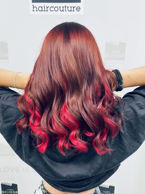 Frisuren-Bild von Milena Walper auf hairinspo: frau, kopfhaar, bartbereich, wellig, lang, beachwaves, curtainbangs, mehrfarbig, tönung, rot