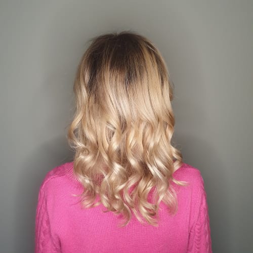 Frisuren-Bild von Peggy Nothing auf hairinspo: frau, kopfhaar, lockig, schulterlang, stufenschnitt, locken, mehrfarbig, haarfarbe, tönung, color refresh, hellblond, peach, caramel