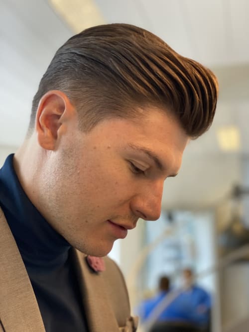 Frisuren-Bild von ARTE FURIOSO auf hairinspo: mann, kopfhaar, glatt, kurz, fassonschnitt, einfarbig, haarfarbe, braun Frisuren-Bild von ARTE FURIOSO auf hairinspo: mann, kopfhaar, glatt, kurz, fassonschnitt, einfarbig, haarfarbe, braun