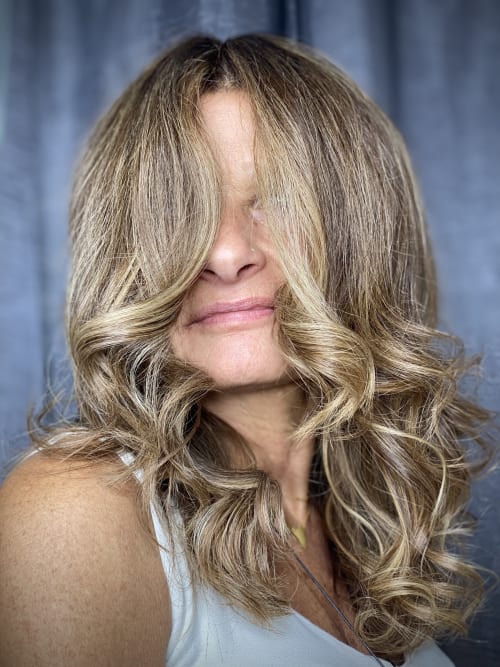Frisuren-Bild von ARTE FURIOSO auf hairinspo: frau, kopfhaar, wellig, schulterlang, beachwaves, mehrfarbig, foilayage, dunkelblond Frisuren-Bild von ARTE FURIOSO auf hairinspo: frau, kopfhaar, wellig, schulterlang, beachwaves, mehrfarbig, foilayage, dunkelblond