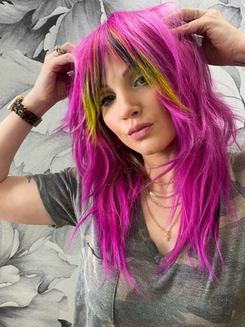 Frisuren-Bild von Monika Hamm auf hairinspo: frau, kopfhaar, wellig, schulterlang, shagcut, mehrfarbig, face-framing, schwarz, rosa, gelb, perücken