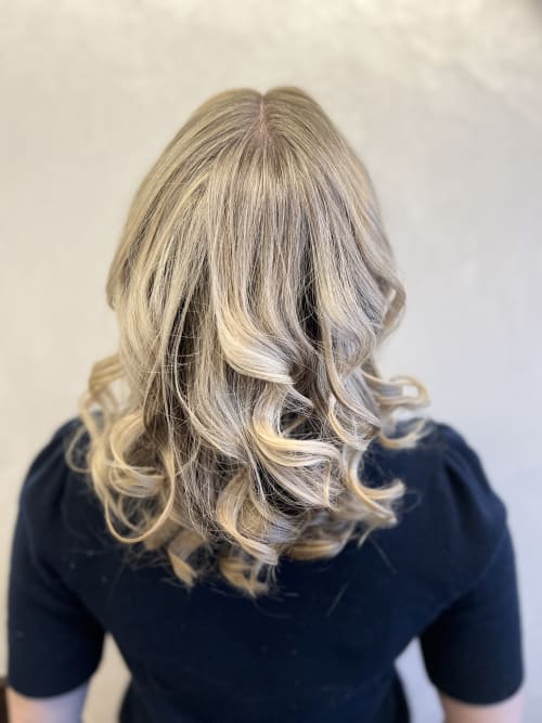 Frisuren-Bild von Elia Cappilli auf hairinspo: frau, kopfhaar, wellig, lang, waves, mehrfarbig, mêches, hellblond