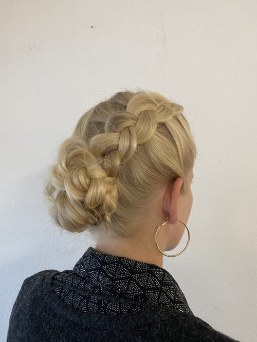 Frisuren-Bild von Denise Savoldelli auf hairinspo: frau, kopfhaar, wellig, lang, hochsteckfrisur, einfarbig, keine farbtechnik, blond