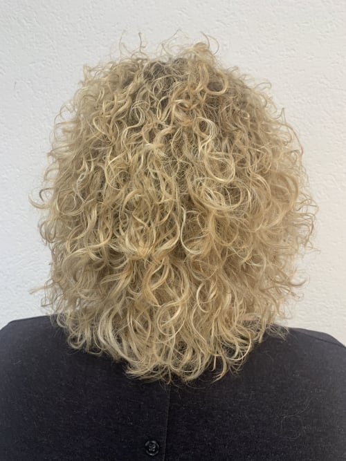Frisuren-Bild von Denise Savoldelli auf hairinspo: frau, kopfhaar, lockig, kurz, dauerwelle, mehrfarbig, mêches, blond