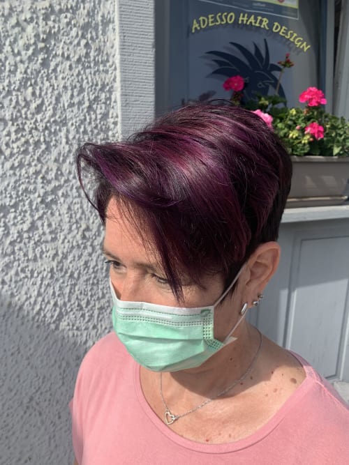 Frisuren-Bild von Denise Savoldelli auf hairinspo: frau, kopfhaar, glatt, kurz, stufenschnitt, mehrfarbig, mêches, violett