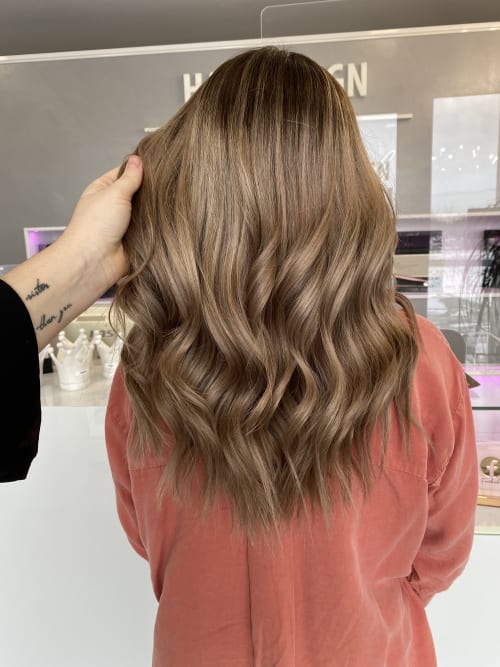 Frisuren-Bild von Janina Milanov auf hairinspo: frau, kopfhaar, glatt, lang, locken, waves, mehrfarbig, color melt, dunkelblond, haselnuss