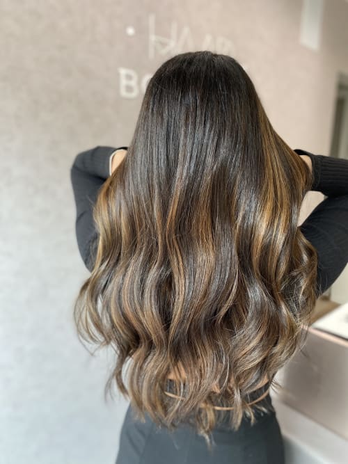 Frisuren-Bild von Haarboutique Katharina Lechner auf hairinspo: frau, kopfhaar, glatt, lang, beachwaves, locken, waves, mehrfarbig, balayage, highlights, lowlights, braun, dunkelbraun, haselnuss