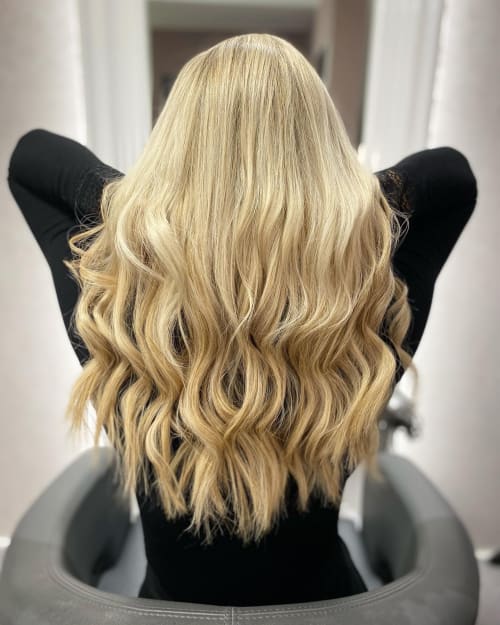 Frisuren-Bild von Haarboutique Katharina Lechner auf hairinspo: frau, kopfhaar, glatt, schulterlang, waves, Haarverlängerung, Haarverdichtung, mehrfarbig, tönung, foilayage, highlights, hellblond, blond