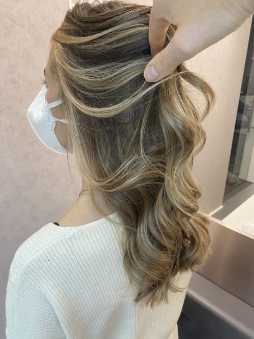 Frisuren-Bild von Haarboutique Katharina Lechner auf hairinspo: frau, kopfhaar, wellig, lang, beachwaves, waves, mehrfarbig, balayage, foilayage, face-framing, hellbraun, caramel