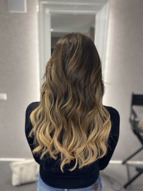 Frisuren-Bild von Haarboutique Katharina Lechner auf hairinspo: frau, kopfhaar, wellig, lang, Haarverlängerung, Haarverdichtung, mehrfarbig, sombré, brondé, dunkelblond, braun, haselnuss
