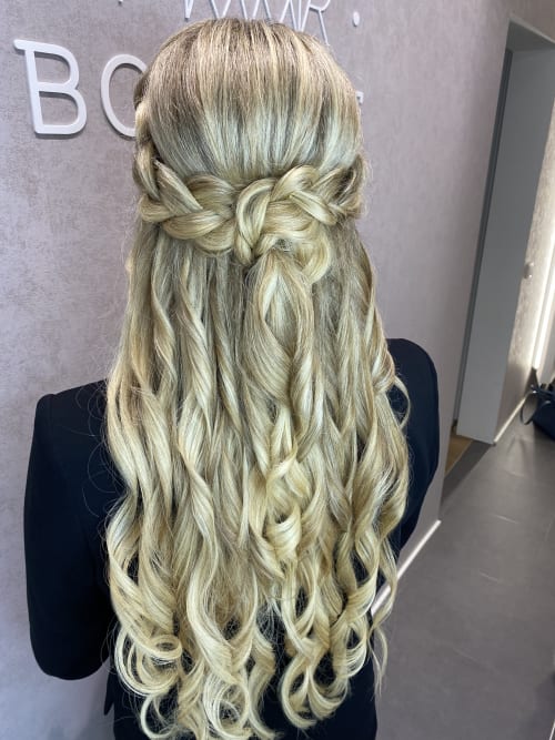 Frisuren-Bild von Haarboutique Katharina Lechner auf hairinspo: frau, kopfhaar, wellig, lang, brautfrisur, hochsteckfrisur, Haarverlängerung, mehrfarbig, balayage, foilayage, highlights, hellblond, blond, dunkelblond
