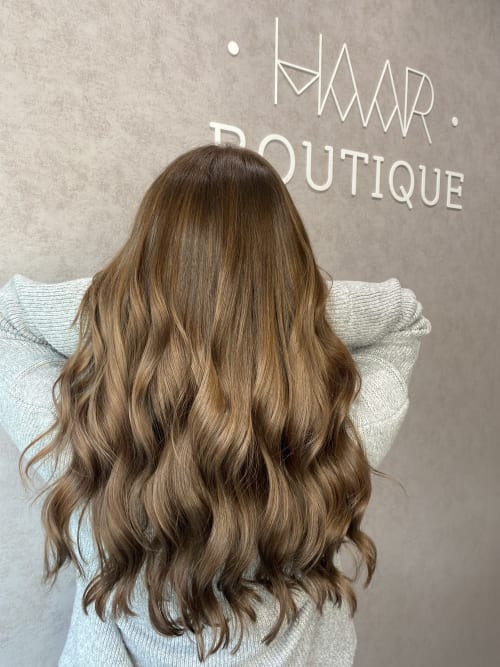 Frisuren-Bild von Haarboutique Katharina Lechner auf hairinspo: frau, kopfhaar, wellig, lang, beachwaves, waves, mehrfarbig, tönung, balayage, rotbraun, caramel, haselnuss