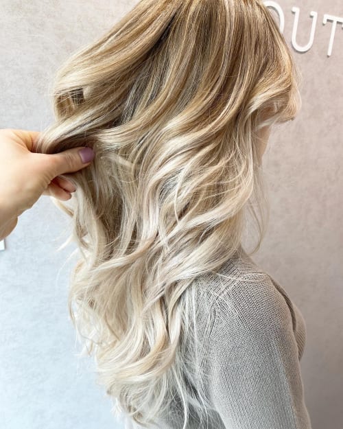 Frisuren-Bild von Haarboutique Katharina Lechner auf hairinspo: frau, kopfhaar, glatt, lang, beachwaves, waves, Haarverdichtung, mehrfarbig, balayage, foilayage, highlights, weiss, silberblond, platinblond