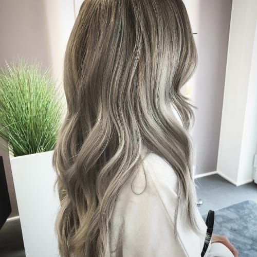 Frisuren-Bild von Haarboutique Katharina Lechner auf hairinspo: frau, kopfhaar, glatt, lang, beachwaves, waves, mehrfarbig, tönung, balayage, aschblond, grau, metallic