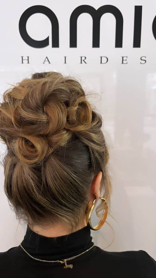 Frisuren-Bild von Nina Ignevski auf hairinspo: frau, kopfhaar, wellig, lang, hochsteckfrisur, mehrfarbig, mêches, hellbraun Frisuren-Bild von Nina Ignevski auf hairinspo: frau, kopfhaar, wellig, lang, hochsteckfrisur, mehrfarbig, mêches, hellbraun