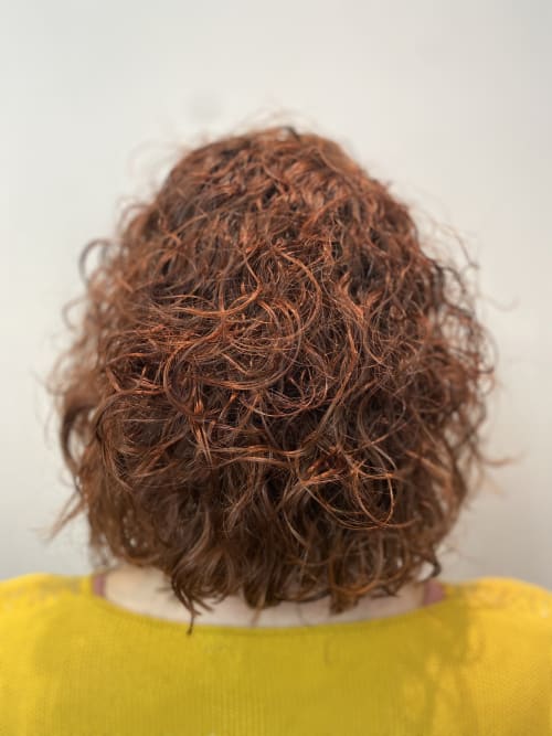 Frisuren-Bild von Desirée Knaus auf hairinspo: frau, kopfhaar, lockig, schulterlang, dauerwelle, einfarbig, tönung, kupfer Frisuren-Bild von Desirée Knaus auf hairinspo: frau, kopfhaar, lockig, schulterlang, dauerwelle, einfarbig, tönung, kupfer
