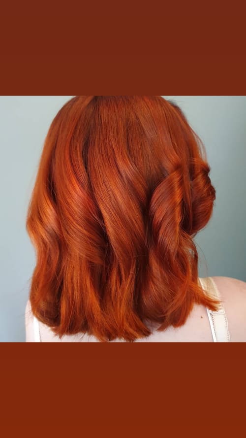 Frisuren-Bild von Peggy Nothing auf hairinspo: frau, kopfhaar, wellig, schulterlang, stufenschnitt, longbob, mehrfarbig, haarfarbe, highlights, kupfer, orange