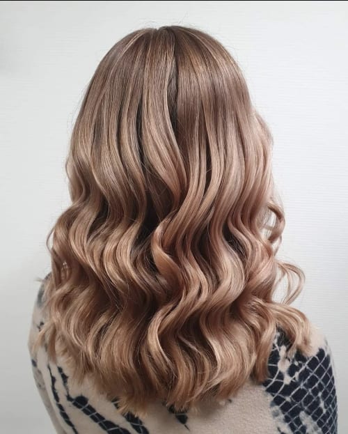 Frisuren-Bild von Haargenau Chantal auf hairinspo: frau, kopfhaar, wellig, lang, waves, mehrfarbig, tönung, mêches, babylights, blond, rosa, rosegold Frisuren-Bild von Haargenau Chantal auf hairinspo: frau, kopfhaar, wellig, lang, waves, mehrfarbig, tönung, mêches, babylights, blond, rosa, rosegold