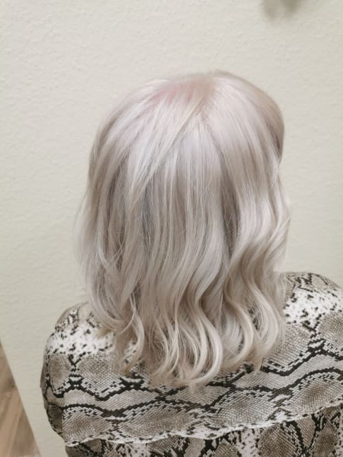 Frisuren-Bild von Diana Linke auf hairinspo: frau, kopfhaar, glatt, schulterlang, longbob, einfarbig, haarfarbe, weiss