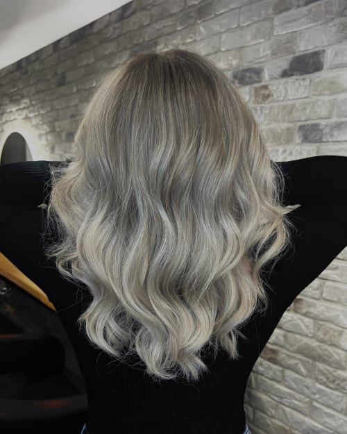 Frisuren-Bild von Christoph Tschudi auf hairinspo: frau, kopfhaar, glatt, schulterlang, beachwaves, mehrfarbig, balayage, hellblond