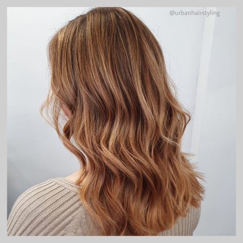 Frisuren-Bild von Katharina Piller auf hairinspo: frau, kopfhaar, wellig, lang, seitenscheitel, stufenschnitt, beachwaves, mehrfarbig, tönung, foilayage, highlights, dunkelblond, kupfer, rosegold