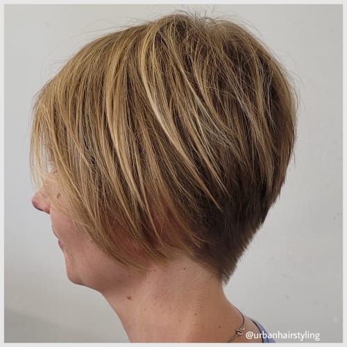 Frisuren-Bild von Katharina Piller auf hairinspo: frau, kopfhaar, glatt, kurz, stufenschnitt, pixiecut, kurzhaarschnitt, mehrfarbig, babylights, highlights, foil highlights, hellblond, blond, caramel