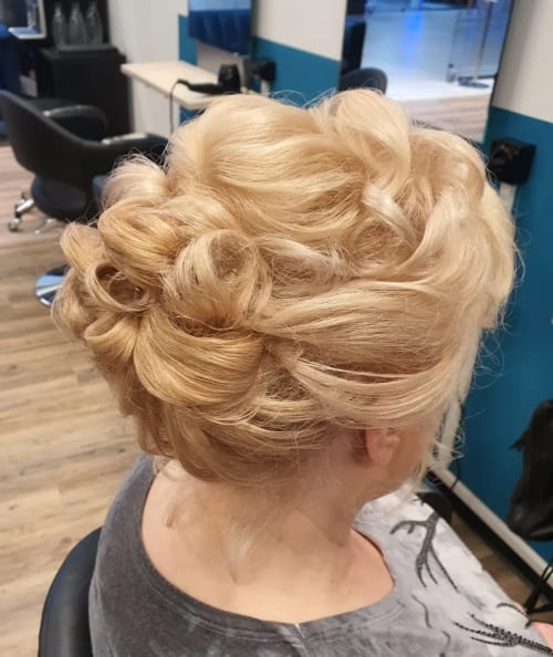 Frisuren-Bild von Classic Hair im EDU-Center auf hairinspo: frau, kopfhaar, lockig, schulterlang, hochsteckfrisur, einfarbig, haarfarbe, hellblond