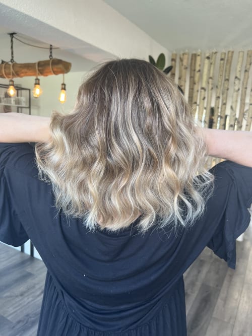 Frisuren-Bild von Christoph Tschudi auf hairinspo: frau, kopfhaar, glatt, schulterlang, mittelscheitel, beachwaves, einfarbig, balayage, hellblond