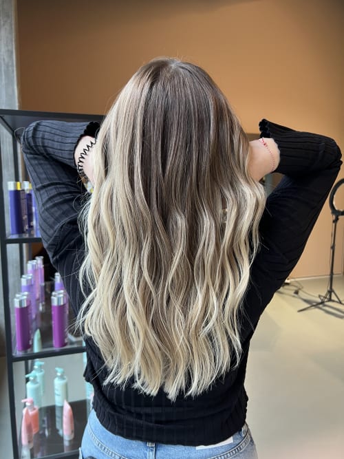 Frisuren-Bild von Oscar Chiové auf hairinspo: frau, kopfhaar, wellig, lang, beachwaves, mehrfarbig, airtouch, blond