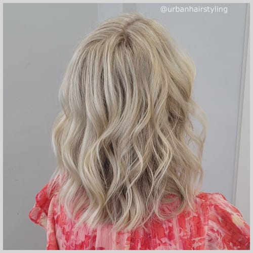 Frisuren-Bild von Katharina Piller auf hairinspo: frau, kopfhaar, wellig, schulterlang, seitenscheitel, beachwaves, waves, mehrfarbig, babylights, foilayage, highlights, hellblond, aschblond, platinblond