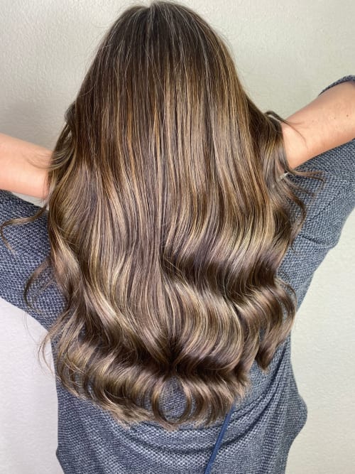 Frisuren-Bild von styl femme homme auf hairinspo: frau, kopfhaar, wellig, lang, beachwaves, mehrfarbig, foilayage, braun Frisuren-Bild von styl femme homme auf hairinspo: frau, kopfhaar, wellig, lang, beachwaves, mehrfarbig, foilayage, braun