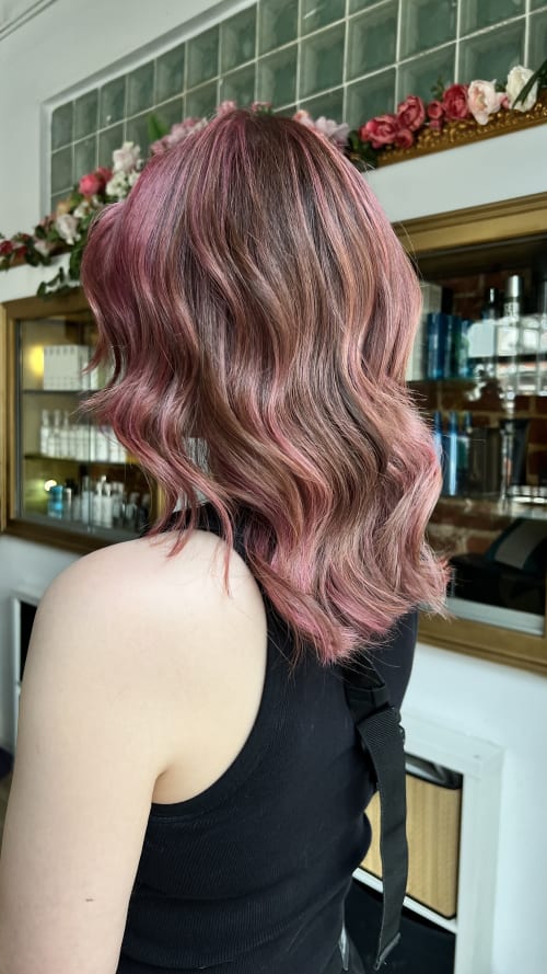 Frisuren-Bild von Christian Cartano auf hairinspo: frau, kopfhaar, glatt, schulterlang, waves, mehrfarbig, foilayage, rosa