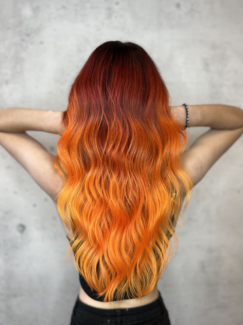Frisuren-Bild von Enes Kadrispahic auf hairinspo: frau, kopfhaar, glatt, lang, mittelscheitel, beachwaves, curtainbangs, mehrfarbig, balayage, blondierung, airtouch, rot, kupfer, orange