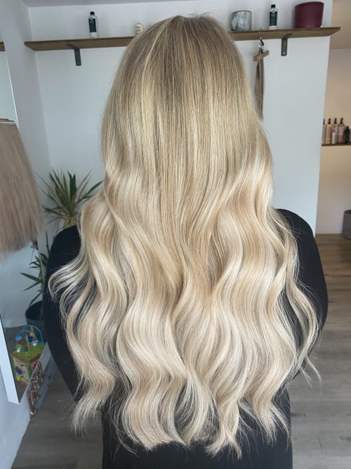 Frisuren-Bild von Die Farbstube auf hairinspo: frau, kopfhaar, wellig, lang, beachwaves, mehrfarbig, blond, Haarverlängerung, highlights