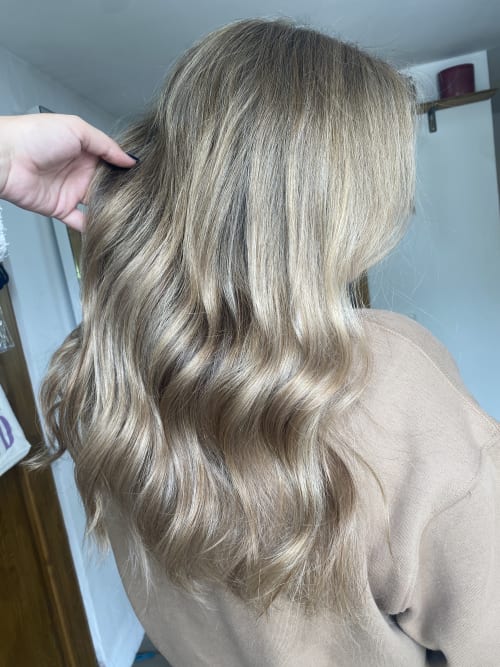 Frisuren-Bild von Die Farbstube auf hairinspo: frau, kopfhaar, wellig, lang, waves, mehrfarbig, foilayage, blond