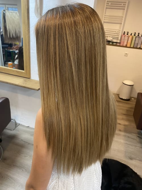 Frisuren-Bild von Die Farbstube auf hairinspo: frau, kopfhaar, glatt, lang, mittelscheitel, mehrfarbig, babylights, blond, dunkelblond