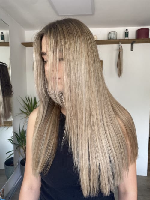 Frisuren-Bild von Die Farbstube auf hairinspo: frau, kopfhaar, glatt, lang, mittelscheitel, mehrfarbig, foilayage, blond, dunkelblond