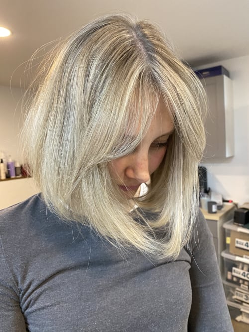 Frisuren-Bild von Die Farbstube auf hairinspo: frau, kopfhaar, glatt, kurz, curtainbangs, mehrfarbig, highlights, blond