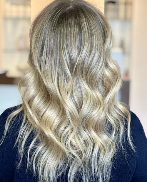 Frisuren-Bild von Thomalu Luxury hair beauty auf hairinspo: frau, kopfhaar, wellig, schulterlang, beachwaves, einfarbig, balayage, babylights, hellblond