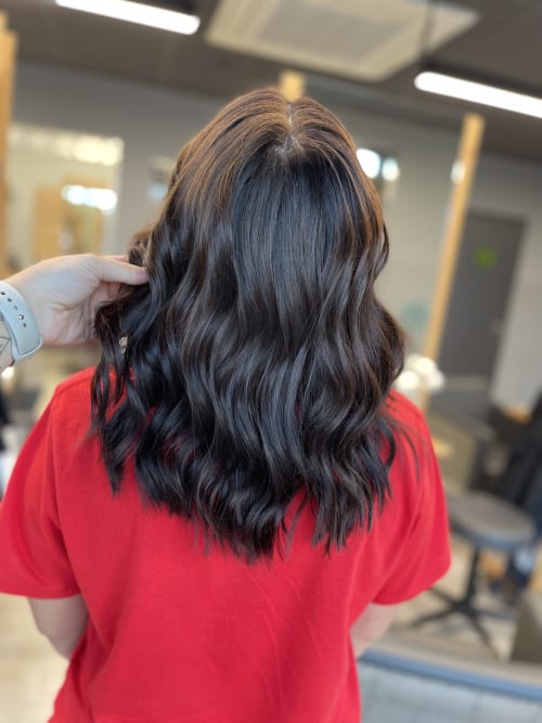 Frisuren-Bild von Jenny Hoppe auf hairinspo: frau, kopfhaar, wellig, schulterlang, longbob, curtainbangs, calligraphy cut, einfarbig, haarfarbe, color correction, color refresh, braun, dunkelbraun Frisuren-Bild von Jenny Hoppe auf hairinspo: frau, kopfhaar, wellig, schulterlang, longbob, curtainbangs, calligraphy cut, einfarbig, haarfarbe, color correction, color refresh, braun, dunkelbraun