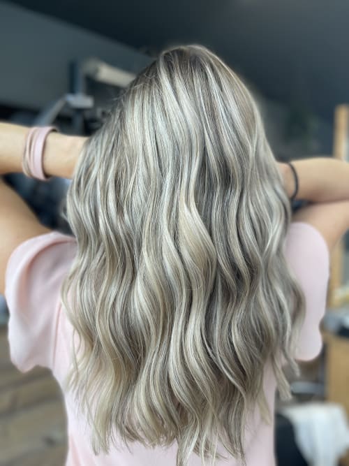 Frisuren-Bild von Jenny Hoppe auf hairinspo: frau, kopfhaar, wellig, lang, beachwaves, waves, calligraphy cut, mehrfarbig, babylights, two tone, foil highlights, blond, dunkelblond, aschblond Frisuren-Bild von Jenny Hoppe auf hairinspo: frau, kopfhaar, wellig, lang, beachwaves, waves, calligraphy cut, mehrfarbig, babylights, two tone, foil highlights, blond, dunkelblond, aschblond